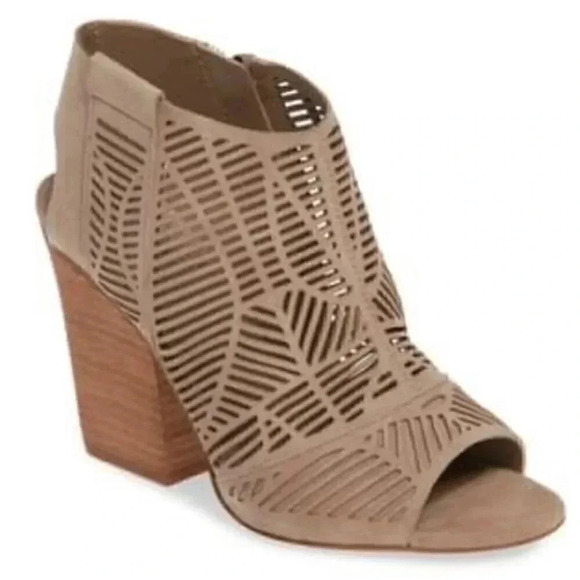 Vince Camuto Shoes - Vince Camuto Kimora Bootie sz 7 tan cutout bootie